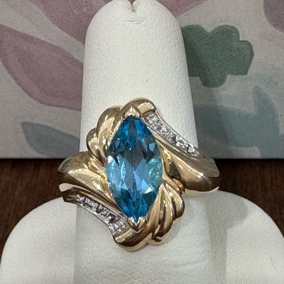 Vintage and Blue Topaz & Diamond Ring *mint*